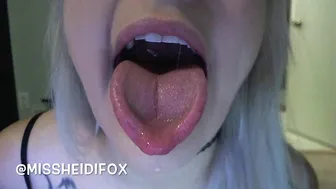 heidifox  spicy chick gently pulls pussy