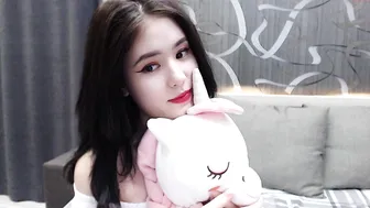 aynakio blonde babe bares her tits