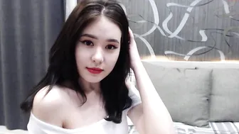 aynakio blonde babe bares her tits