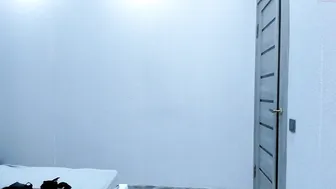 aynana babe cums off toys