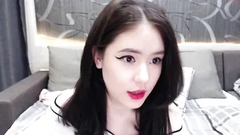 aynakio busty woman chatting in chat