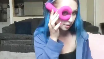 easygoing1 sweet thing masturbates shaved cunt
