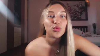 highlemonsss mature slut pulls pussy while lying in a chair