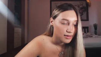 highlemonsss mature slut pulls pussy while lying in a chair