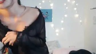 e_v_e_l_y_n_ stunning babe banging her vagina deeply