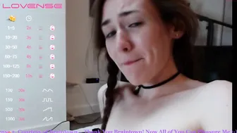 daddiscooki shows her pussy on the chair