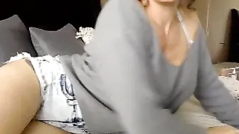 vanessajames Busty wench masturbates pussy