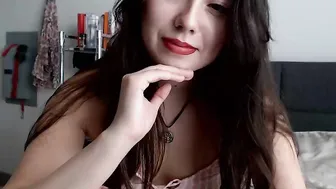dsunshinekitty96 Gorgeous model tightly stretches both holes.