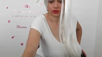dmoniq100 Pregnant woman posing in front of webcam.