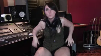 dakotacharmsxxx scoring bitch fucks herself with a dildo