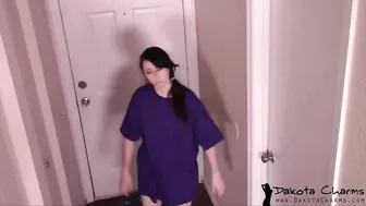 dakotacharmsxxx fucks herself with different sized dicks