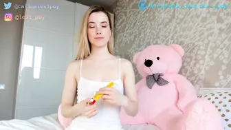 lisatwinkle hot bitch fucks herself with a phallus