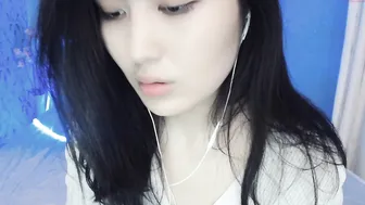 liraia fingering her pussy