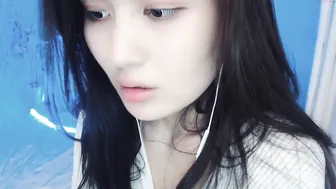 liraia fingering her pussy