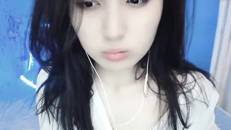 liraia fingering her pussy