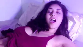 juliejoint cute bitch massaging pussy
