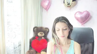 jessica_harrys fucks herself in pink dildo