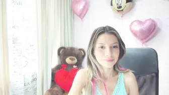 jessica_harrys fucks herself in pink dildo