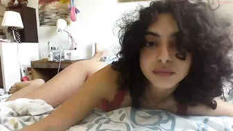 jadebabyxx gorgeous chick caresses shaved cunt