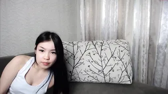 ikipop Sultry brunette