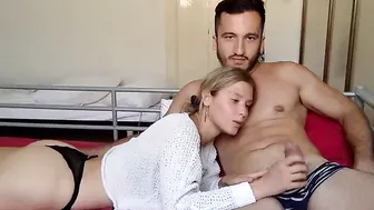 itshimwatchout beautiful slut plows pussy with phallus