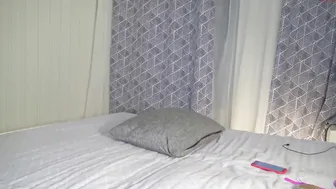 infinite_reality beauty fucks herself in front of the webcam