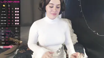 i_esus skinny bitch jerks pussy with dildo