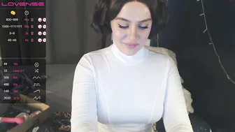 i_esus skinny bitch jerks pussy with dildo