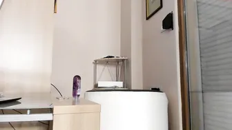 hotel77777 puts his fingers in the ass