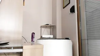 hotel77777 puts his fingers in the ass