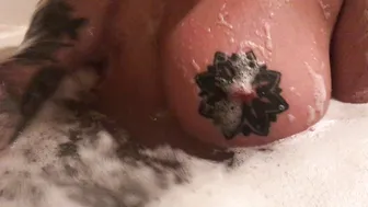 chrisstrokesxxx chic shows shaved holes