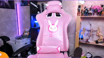 kleofox hot chick twirls big booty