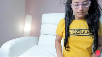 lilicarter_ shows her pussy on the chair