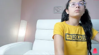 lilicarter_ shows her pussy on the chair