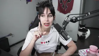 laura_cornett petite hottie passionately jerks off her cunt