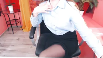 l0lasexbaby cute chick gently pulls pussy