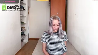 sashamike2000 crazy chick caresses sex lips