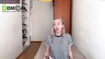 sashamike2000 crazy chick caresses sex lips