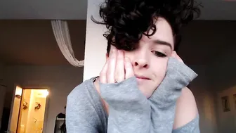 missalexthorn black-haired confused - having fun in fries