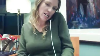 la1132 blissful bitch pulls pussy