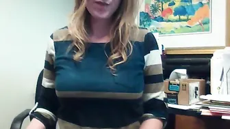 la1132 thick blonde body masturbates pussy