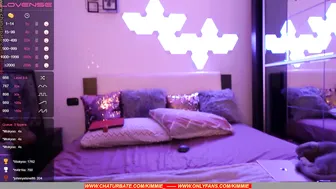 kimmie_ fiercely jerking off her fat pussy