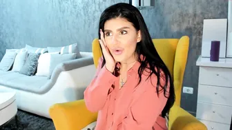 moniqueeass busty  girl  fingering her pussy with a vibrator