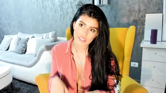 moniqueeass busty  girl  fingering her pussy with a vibrator