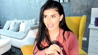 moniqueeass busty  girl  fingering her pussy with a vibrator