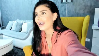 moniqueeass busty  girl  fingering her pussy with a vibrator