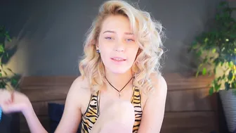 kirsten_xxx dark haired bitch gently pulls pussy