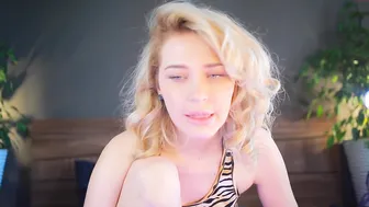 kirsten_xxx dark haired bitch gently pulls pussy