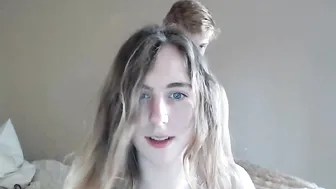 loonyguitar babe cums off toys