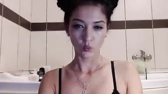 lonelyst4r busty chick caresses shaved foil